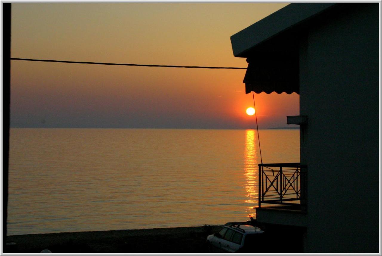 Just 20 Meters From The Beach Торони Екстериор снимка