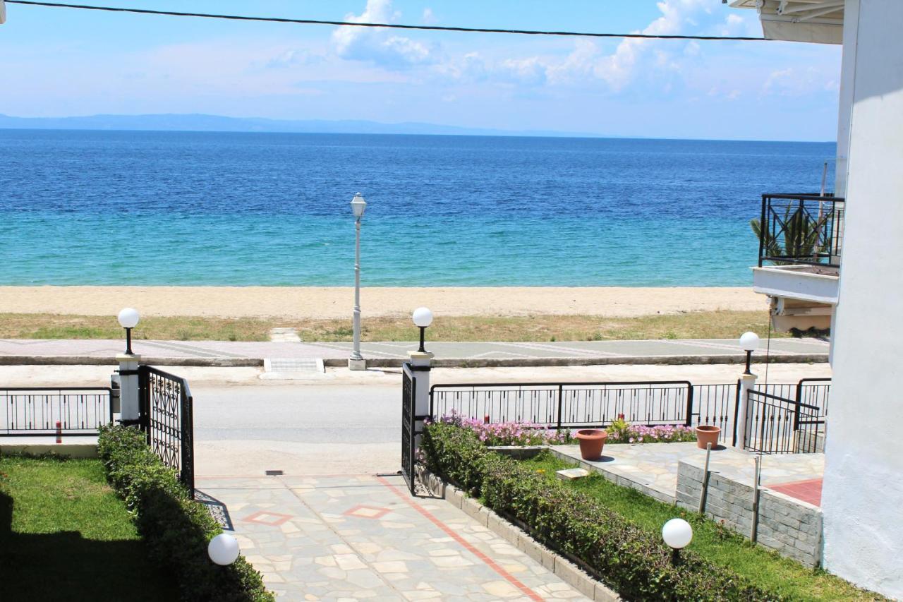 Just 20 Meters From The Beach Торони Екстериор снимка